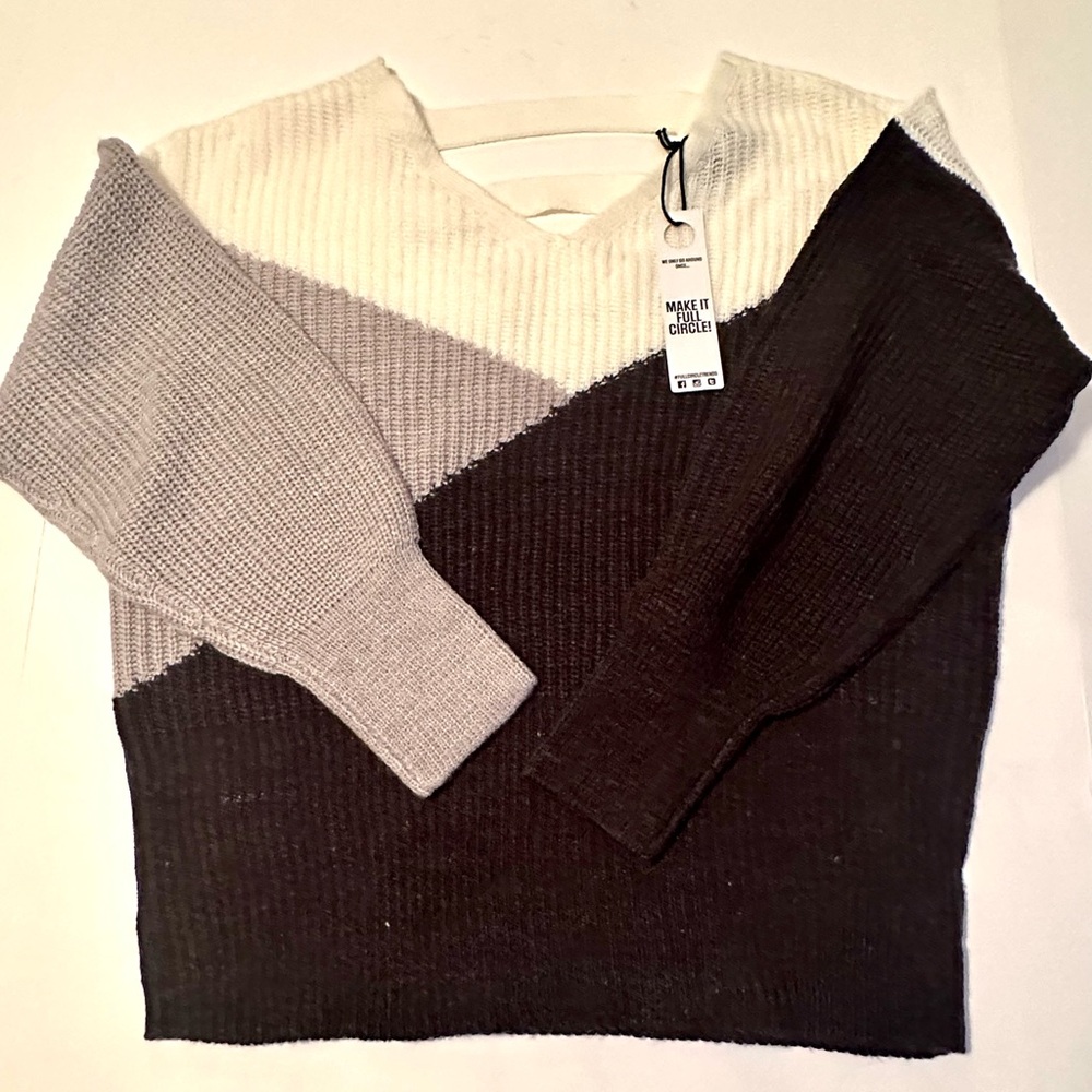 Inner Circle V-Neck Color block Sweater size Large NWT